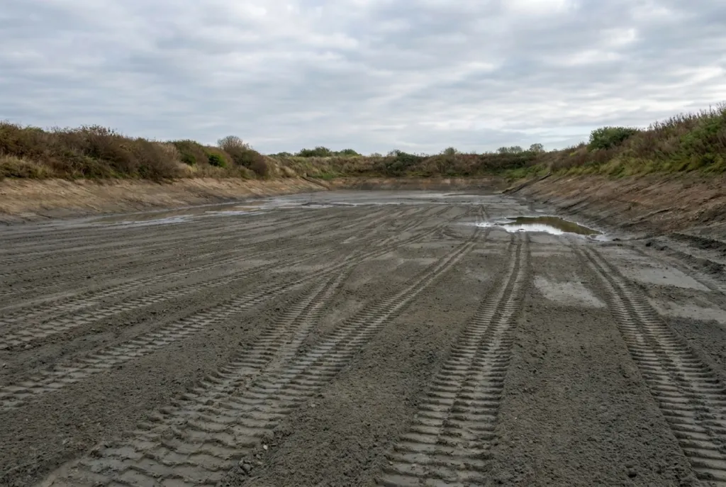 How to Seal a Pond with Bentonite: Method, Dose, and Bulk Sourcing